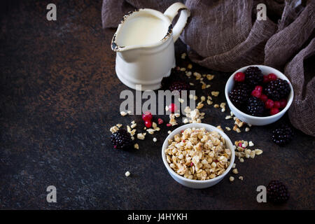 Ingredienti salutari per la prima colazione. Muesli fatti in casa con frutti di bosco freschi e yogurt. Foto Stock