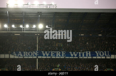 Everton tifosi distendere un banner dedicato a Aaron Lennon durante il match di Premier League a Goodison Park di Liverpool. Foto Stock