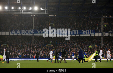Everton tifosi distendere un banner dedicato a Aaron Lennon durante il match di Premier League a Goodison Park di Liverpool. Foto Stock