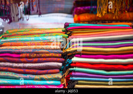 Pile di pashminas a Spitalfields Market nella zona est di Londra, Regno Unito Foto Stock