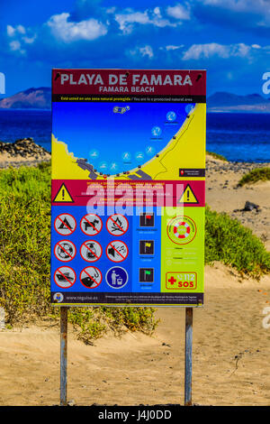 Sono prese precauzioni a Surfers spiaggia di Famara a Lanzarote. Foto Stock