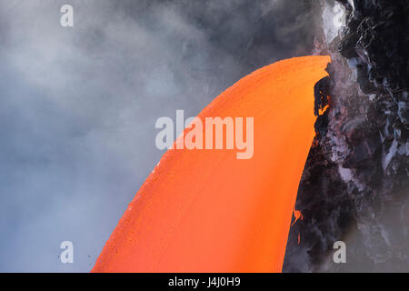 Hot Lava dal 61G flusso dal vulcano Kilauea entra nell'oceano all'Kamokuna entrata nel Parco Nazionale dei Vulcani delle Hawaii, Isola delle Hawaii, STATI UNITI D'AMERICA Foto Stock