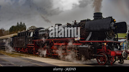 Vintage black Steam powered convoglio ferroviario Foto Stock