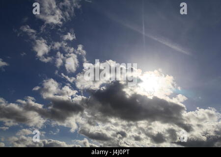 Un parzialmente oscurata sun trys per rompere attraverso alcune nubi Stratocumulus Foto Stock