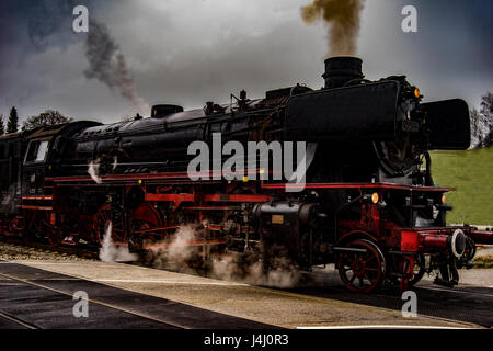 Vintage black Steam powered convoglio ferroviario Foto Stock