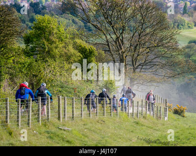 I ciclisti soddisfano i camminatori su South Downs via vicino a Cissbury Ring nel South Downs National Park, West Sussex, Regno Unito. Foto Stock