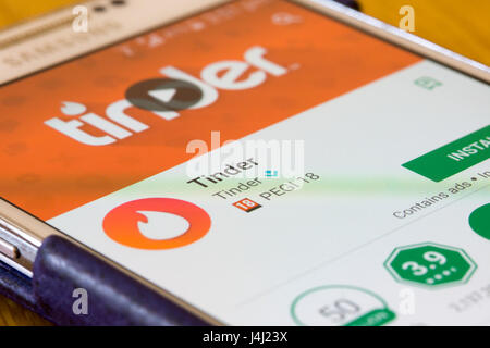 Un primo piano sulla Tinder app nella schermata di installazione su uno smartphone Foto Stock