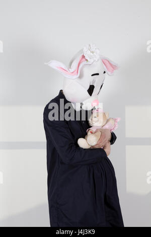 Donna incinta coniglio oscillando un orsacchiotto Foto Stock