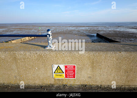 MoD di accesso alle proprietà di avvertimento vietati a Shoeburyness, Essex, sull'estuario del Tamigi. La zona è un live test di bombardamento zona con pericolo di munizioni Foto Stock