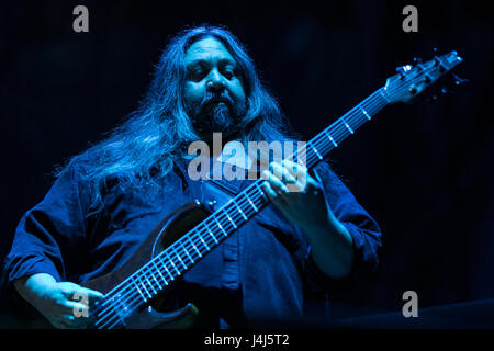 Dave scuole, bass player di panico diffuso esegue al 2017 Beale Street Music Festival a Tom Lee Park a Memphis, Tennessee il 5 maggio 2017. Foto Stock