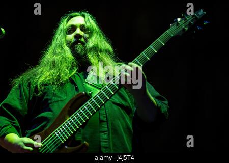 Dave scuole, bass player di panico diffuso esegue al 2017 Beale Street Music Festival a Tom Lee Park a Memphis, Tennessee il 5 maggio 2017. Foto Stock