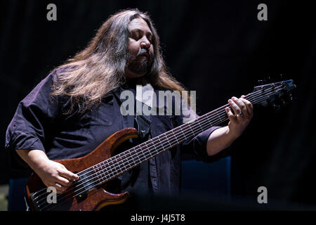 Dave scuole, bass player di panico diffuso esegue al 2017 Beale Street Music Festival a Tom Lee Park a Memphis, Tennessee il 5 maggio 2017. Foto Stock