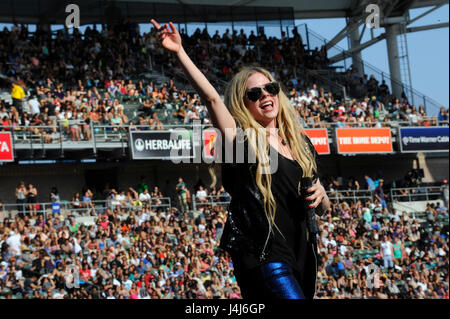 Avril Lavigne esegue a 102,7 KIIS FM Wango del Tango a Home Depot Center il 11 maggio 2013 a Carson, California. Foto Stock