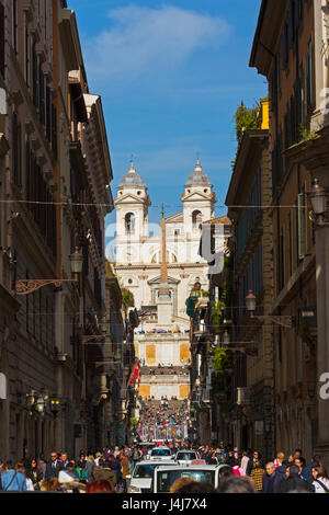 Roma, Italia. Vista lungo la Via dei Condotti fino a Piazza di Spagna e la chiesa di Trinità dei Monti. Foto Stock