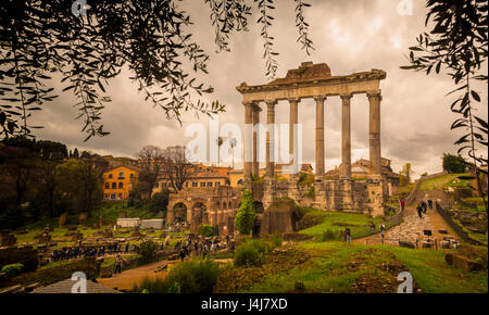 Roma, Italia. Il Foro Romano. Il Tempio di Saturno. Tempio di Saturno. Il centro storico di Roma è un sito Patrimonio Mondiale dell'UNESCO. Foto Stock