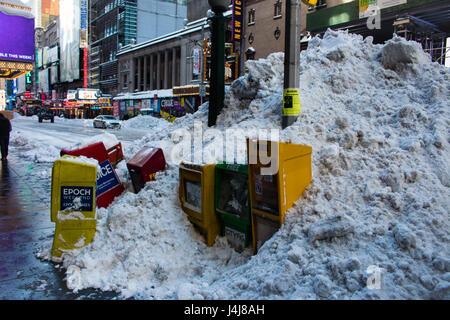 La neve accumulata sulla new york street Foto Stock