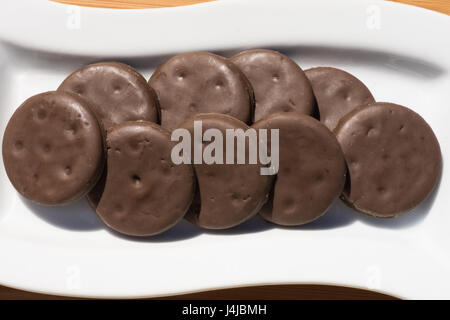 Minuto di cioccolato cookies seduti sulla piastra per il dessert Foto Stock