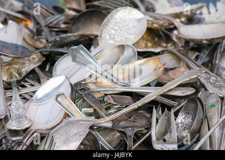 Una ridda di vecchia argenteria shining in un mercato delle pulci. Foto Stock