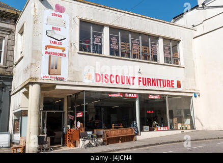 Un discount furniture store in penzance, Cornwall, Regno Unito Foto Stock