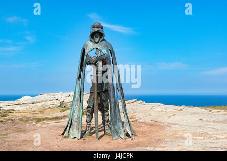 King Arthur un 8 ft scultura in bronzo di artista Rubin Eynon, è denominato Gallos-Cornish equivalente di potenza, la scultura si trova sul promontorio vicino Foto Stock