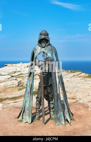 King Arthur un 8 ft scultura in bronzo di artista Rubin Eynon, è denominato Gallos-Cornish equivalente di potenza, la scultura si trova sul promontorio vicino Foto Stock