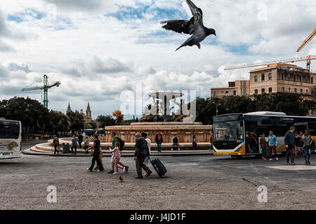La foto è stata scattata a La Valletta, Malta, il bus station, vicino alla Fontana del Tritone. Foto Stock