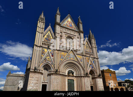 Bellissima gotica del Duomo di Orvieto in Umbria, Italia Foto Stock