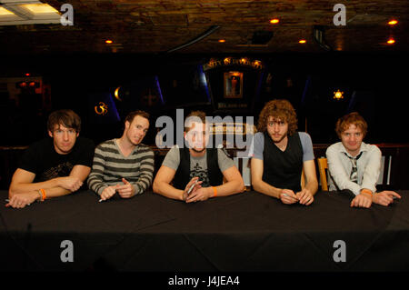 (L-R) Zach Filkins, Eddie Fisher, Ryan Tedder, Brent Kutzle, Drew Brown di OneRepublic backstage esclusivi scatti alla House of Blues sul Sunset in West Hollywood, CA. Foto Stock