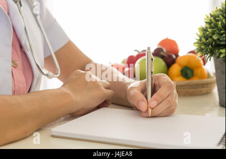 Nutrizionisti sono piano di assistenza sanitaria per il paziente. Foto Stock