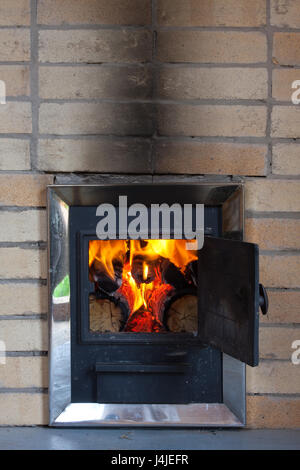 La stufa a legna con la combustione di legna da ardere Foto Stock