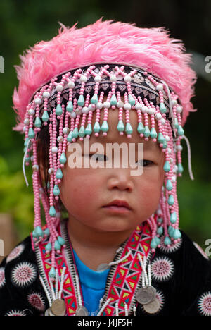 CHIANG MAI, Thailandia - 25 Ottobre : Ritratto di unidentified Akha hill tribe bambini con tradizionale al Wat Phratat Doi Suthep il 25 ottobre 2009 ho Foto Stock