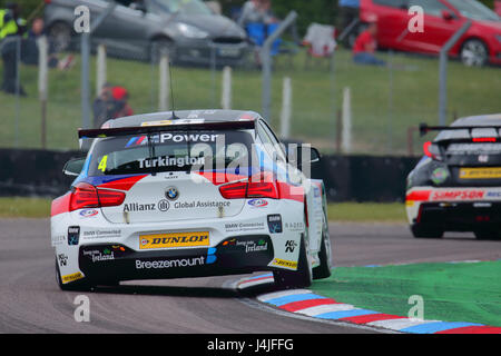 Colin Turkington con la sua BMW 125i M Sport durante le prove libere della Dunlop MSA British Touring Car Championship 2017 a Thruxton race course Foto Stock