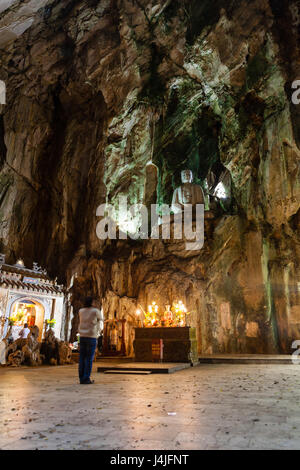 Montagne di marmo, Da Nang, Vietnam - Marzo 12, 2017: tempio nella grotta all'interno della montagna di marmo Foto Stock