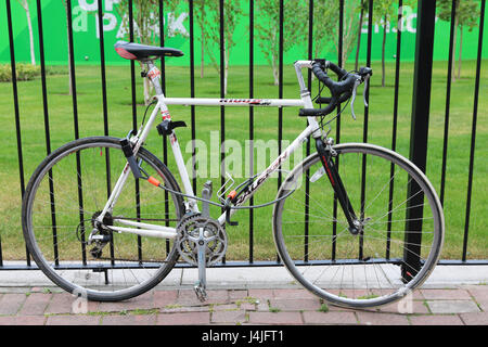 Bike legata al post/ringhiera Foto Stock