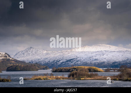 Loch Katrine e Ben Venue in inverno Foto Stock