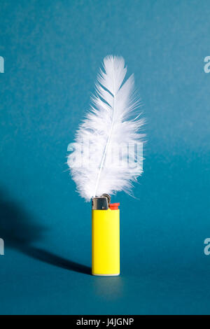 Una piuma in luogo di una fiamma su un accendisigari Foto Stock