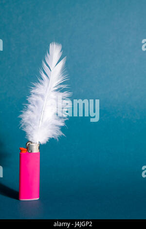 Una piuma in luogo di una fiamma su un accendisigari Foto Stock
