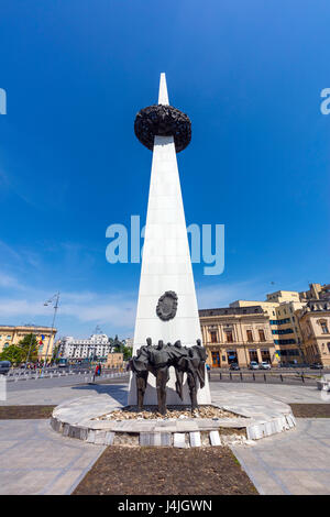 Monumento sulla piazza della rivoluzione a Bucarest in Romania. Questa è una delle più importanti piazze del centro di Bucarest dove molte persone sono morte per la libertà Foto Stock