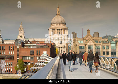 La Cattedrale di Saint Paul presi da sud avvicinando St. Pauls Foto Stock