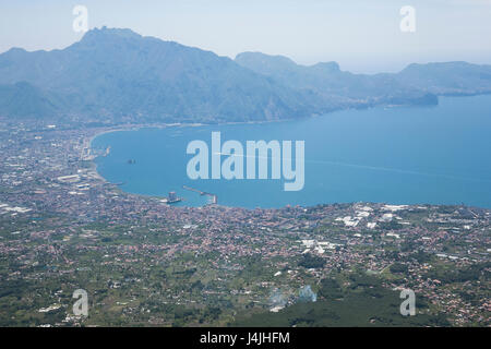 L'Italia, Campania, Baia di Napoli verso Sorrento dal vertice del Vesuvio Foto Stock