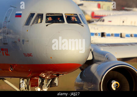 ZHUKOVSKY, Moscow Region, Russia - 22 novembre 2014: Aviastar-TU Tupolev Tu-204C RA-64021 in rullaggio a Zhukovsky. Foto Stock