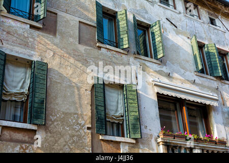 Una passeggiata attraverso il centro storico di Treviso, Italia Foto Stock