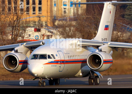 ZHUKOVSKY, Moscow Region, Russia - 14 ottobre 2013: Antonov un-148-100EM RA-61715 del Ministero delle situazioni di emergenza della Russia in Zhukovsky. Foto Stock