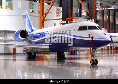 SHEREMETYEVO, Moscow Region, Russia - 22 dicembre 2011: Privato Bombardier Global 5000 OY-SGC in piedi in un hangar a Sheremetyevo international airp Foto Stock