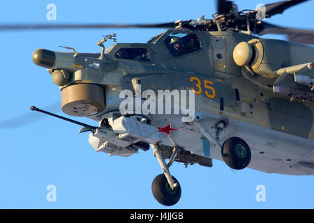 CHKALOVSKY, Moscow Region, Russia - 19 gennaio 2012: Mil Mi-28N 35 giallo di russo Air Force a Chkalovsky. Foto Stock
