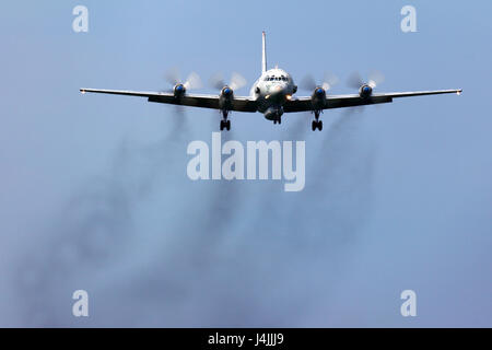 KUBINKA, Moscow Region, Russia - 3 giugno 2011: Ilyushin IL-20 dell'esercito dell'aria russa in atterraggio a Kubinka Air Force Base. Foto Stock