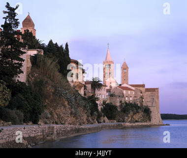 Croazia, isola di Rab, vista città, Steeple, luce della sera Europa, regione del Quarnero e della Dalmazia, isola della Dalmazia, città, case, case, la chiesa, la torre, località turistica, turismo, destinazione, sul mare Adriatico, il Mar Mediterraneo, sera Foto Stock