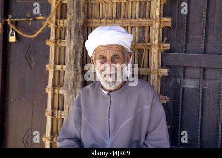 Emirati Arabi Uniti Dubai, Diving Village, boss, metà ritratto nessun modello di rilascio VAE, penisola araba, il Medio Oriente, capitale, città, parte della città Al Shindagha, 'perla villaggio", museo village, museo, luogo di interesse, turismo, uomo, locale, Arabi, Turbante, copricapo, visualizza fotocamera, esterno Foto Stock