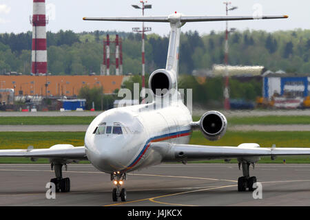 SHEREMETYEVO, Moscow Region, Russia - 28 Maggio 2012: Tupolev Tu-154B-2 RA-85554 di russo air force in rullaggio a l'aeroporto internazionale di Sheremetyevo. Foto Stock