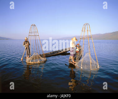 La Birmania, stato Shan, Lago Inle, barche di pescatori, nessun modello di rilascio! Asia, Sud-est asiatico, Indocina, Birmania, Pyidaungsu Myanmar Naingngandaw, stato Shan, Shanplateau, Lago Inle, Inlesee, economia, pesca sportiva, pesca, uomini, professione, pesce, due, tutto il corpo in legno, stivali, stand Foto Stock